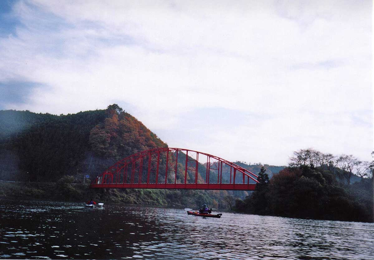 Red Bridge over Shorenji Lake / 青蓮寺湖にかかる赤い弁天橋