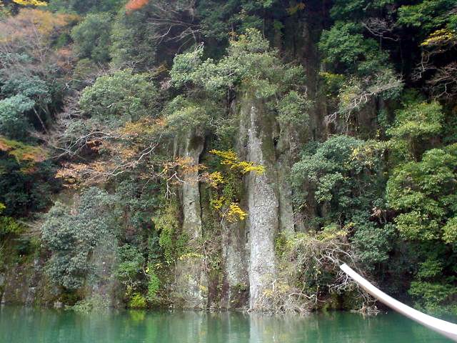 Rock walls at Shorenji Lake / 青蓮寺湖の絶壁