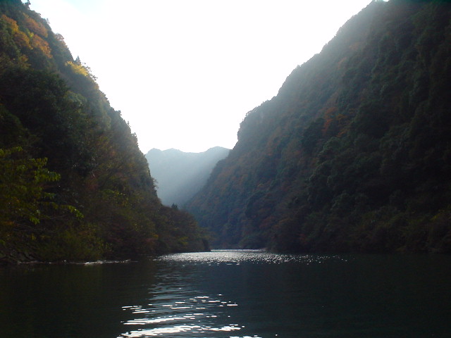 Resting on Shorenji Lake / 青蓮寺湖上で休憩