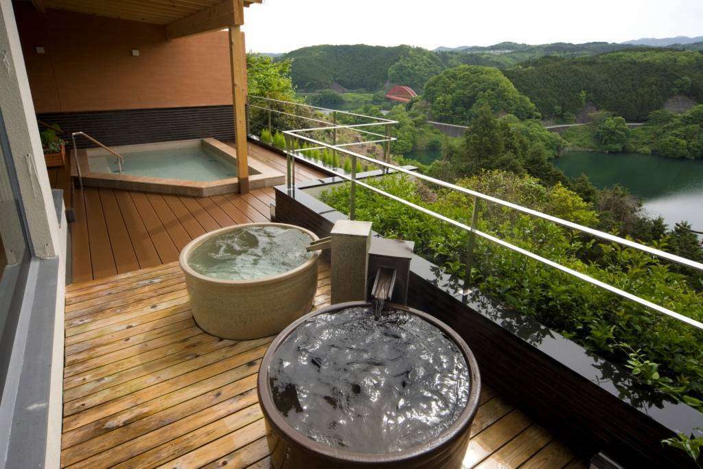 青蓮寺レークホテル・露天風呂 / Open air bath at Shorenji Lake Hotel