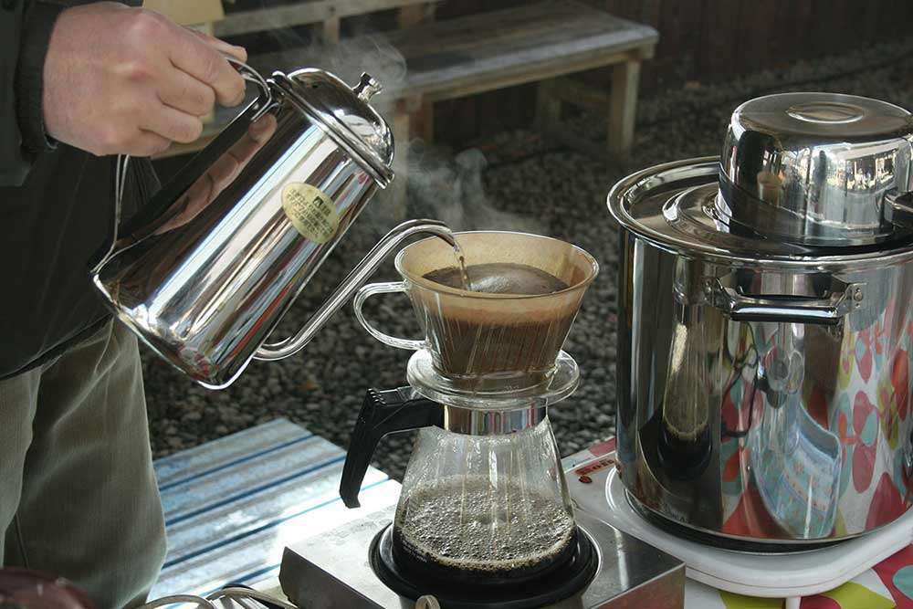 登山口でのコーヒーのふるまい / Brewing coffee at the trailhead