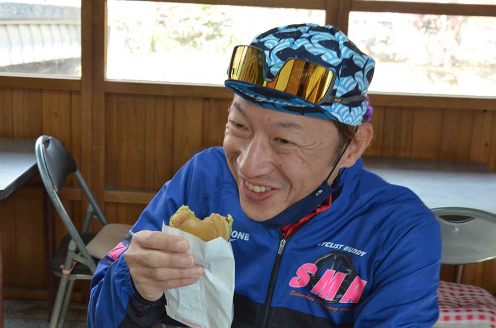 回転焼きをほおばる