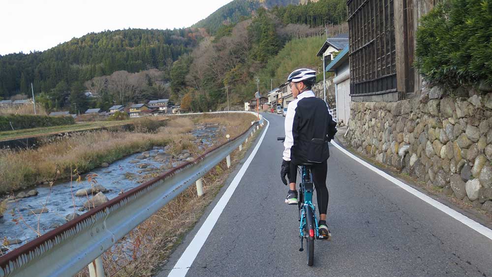 名張川沿いを進む