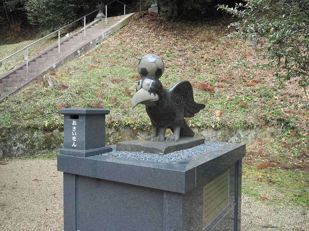Yatagarasu statue