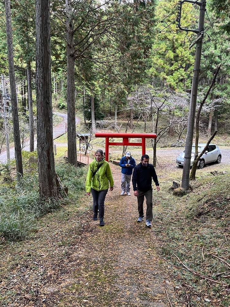 Entrance to Akaiwao Shrine