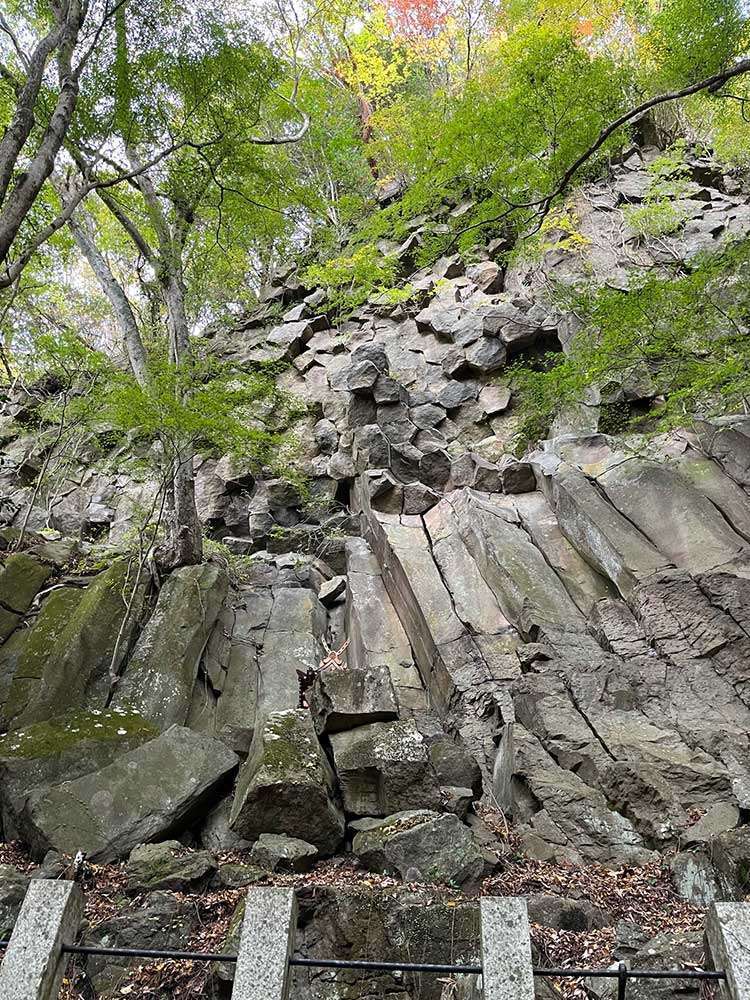 Rock wall at Akaiwao Shrine