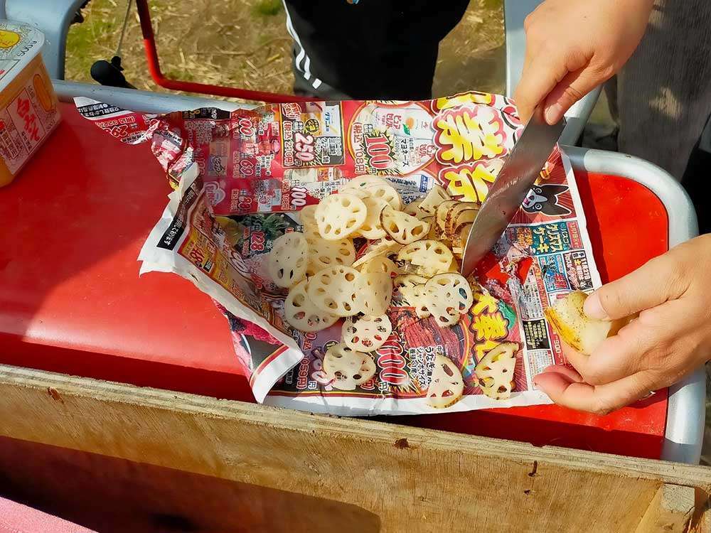 Slicing lotus roots