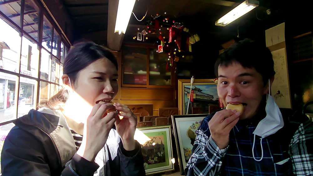 Eating monaka at Yamatoya