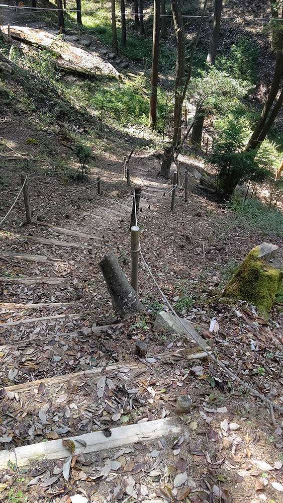 険しい山道