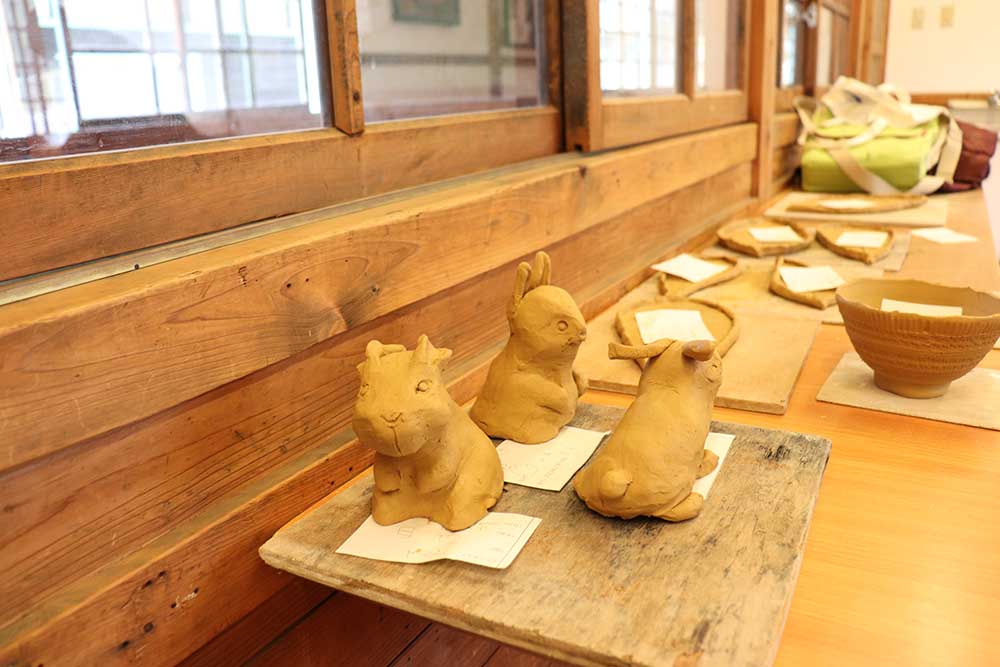 Participants’ works at pottery class in Mitsue