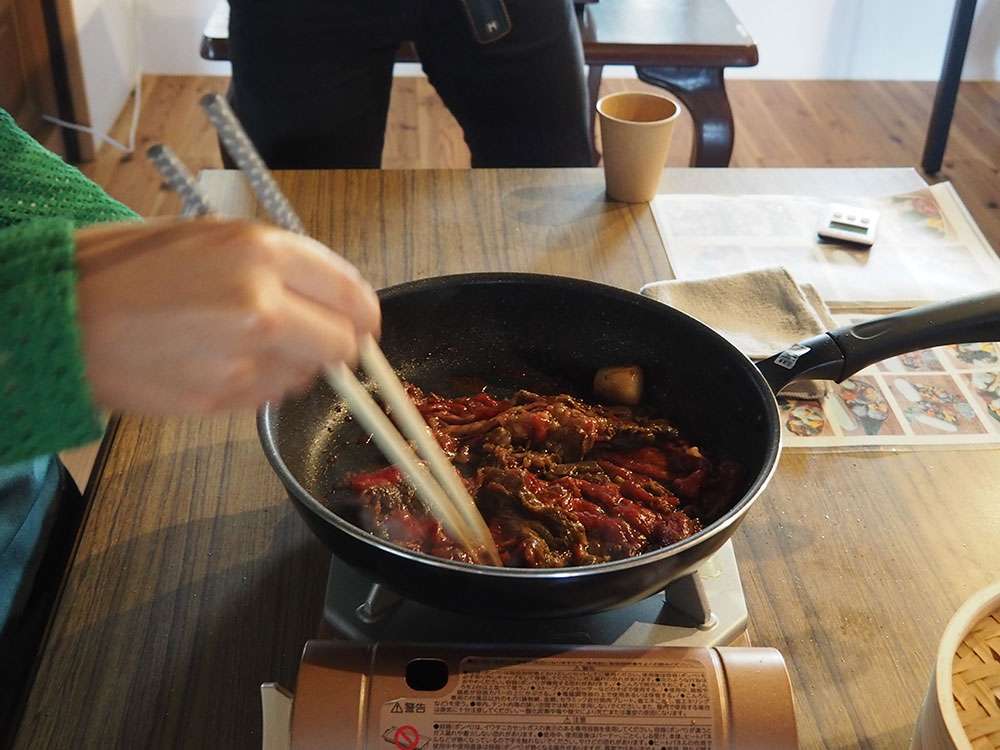 Cooking beef / 牛肉の甘辛炒め