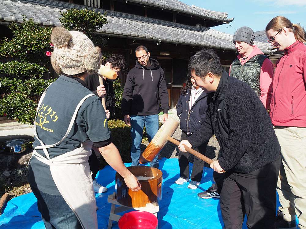 Mochi pounding / 餅つき