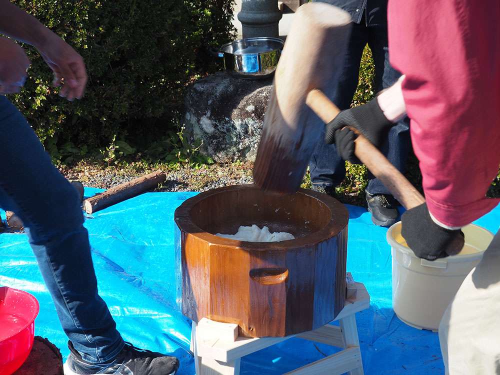 Mochi pounding / 餅つき