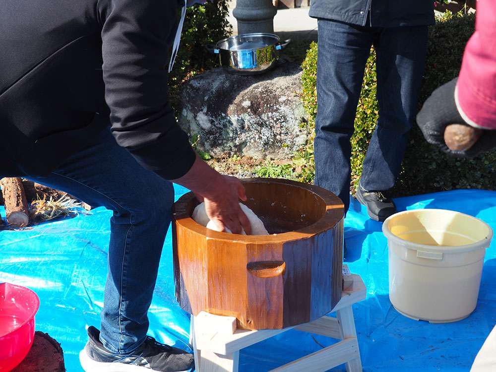 Mochi pounding / 餅つき