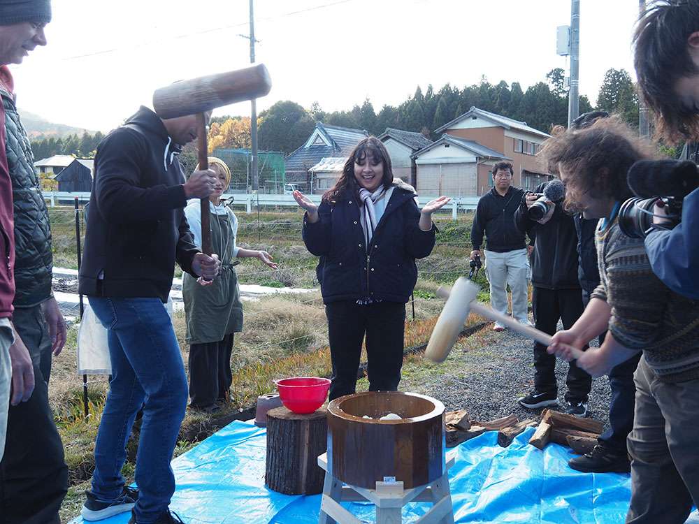 Mochi pounding / 餅つき