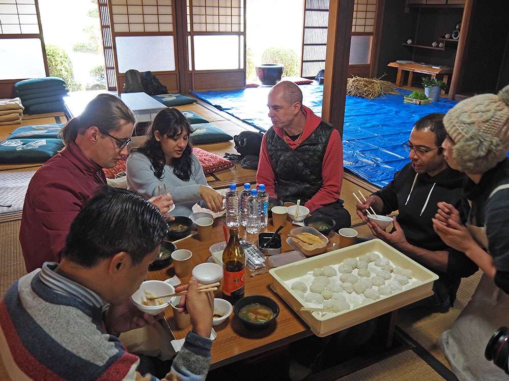 Eating mochi / 餅を食べる