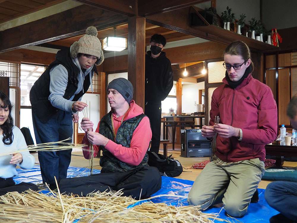 Making shimenawa / しめ縄作り