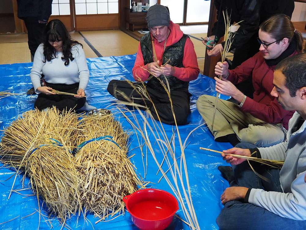 Making shimenawa / しめ縄作り