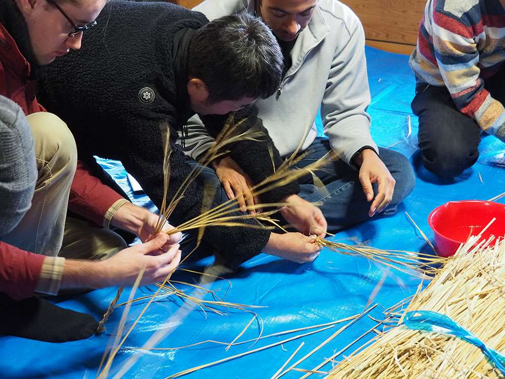 Making shimenawa / しめ縄作り