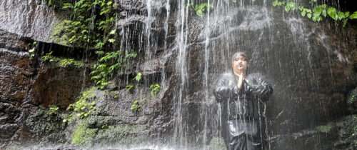 Meditation under waterfall / 滝打たれ