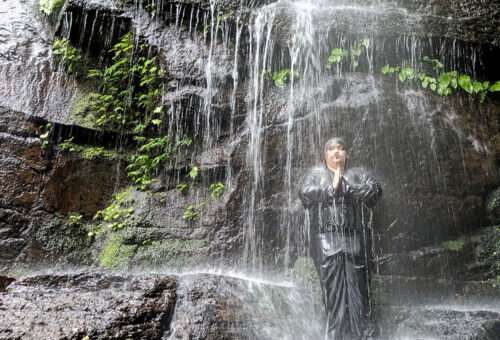 Meditation under waterfall / 滝打たれ