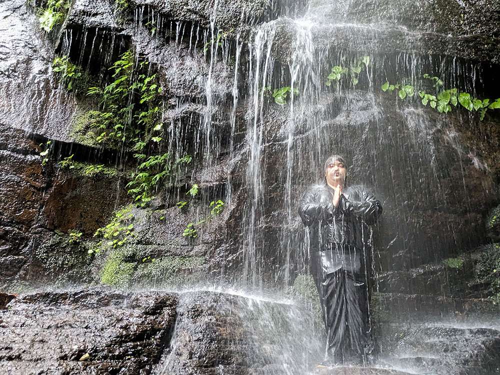 Meditation under waterfall / 滝打たれ